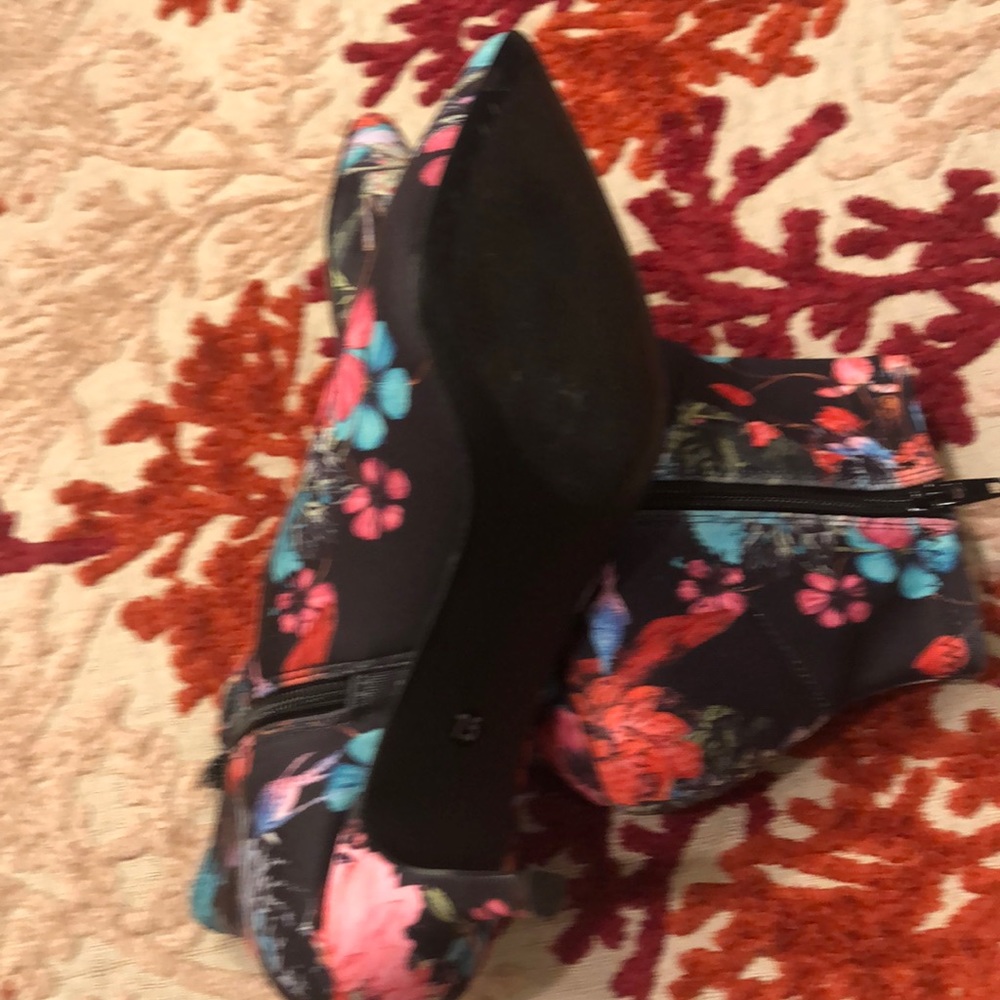 Floral booties size 7.5 - Picture 4 of 5